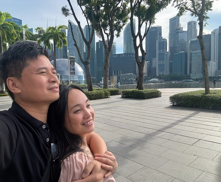 "Tới khi làm album Bức thư tình đầu tiên thì tôi và anh Tấn Minh mới nhận ra có điều gì đó không còn bình thường nữa, như kiểu có xung điện. Cứ gặp nhau là tôi lại thấy ngượng", Thu Huyền chia sẻ. Ảnh: FB Thu Huyền.