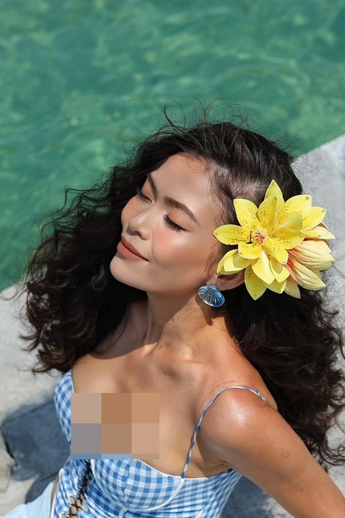 "Tôi thường chọn những bộ cánh tôn dáng một cách tinh tế, tránh hở hang quá mức. Thỉnh thoảng, tôi có sự thay đổi về gu ăn mặc để mình không bị nhàm chán trong mắt khán giả", Mâu Thủy chia sẻ trên Znews. Ảnh: FB Mâu Thủy.