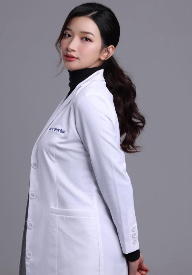 Y Quyên từng chia sẻ: "Bác sĩ không chỉ là truyền thống của gia đình, mà còn là mơ ước từ ngày còn bé với tôi, khi được chứng kiến những nụ cười của bệnh nhân trở thành nguồn động lực của bố. Giờ tôi sẽ tiếp bước, thay bố thực hiện những hoài bão dang dở". Ảnh: FB Y Quyên.