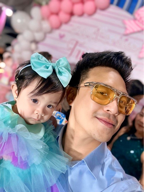 "Thôi nôi bé Lita ở quê ông bà ngoại tại An Giang. Cảm ơn bà con cô bác tất cả đến chung vui với gia đình Lita, quá hạnh phúc, quá vui, Cảm ơn ngoại, mẹ tổ chức buổi tiệc cho Lita". Thanh Duy cho biết. Ảnh: FB Thanh Duy.