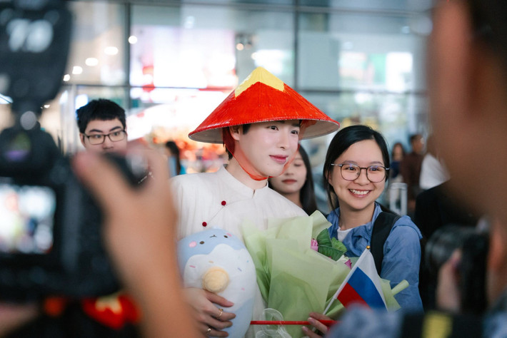 Nam ca sĩ chụp ảnh cùng gia đình và người hâm mộ tại sân bay quốc tế Nội Bài (Hà Nội).