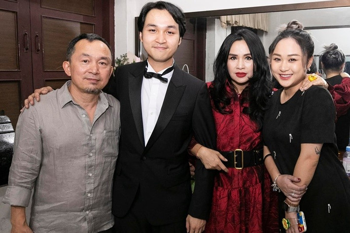 Chia sẻ về con trai, Thanh Lam từng cho biết: “Mẹ nhớ ngày nào đi ngủ cũng cầm CD của mẹ trên tay ôm vào lòng ngủ…Cậu bé đợi chị học xong xin bà học. Sự khổ luyện của con với cây đàn piano. Con đã làm bạn với cây đàn cùng nhau đi vào thế giới vô hạn của tâm hồn, những khao khát yêu thương chất chứa con gửi vào tiếng đàn, tiếng lòng con thánh thiện! Mẹ rất hạnh phúc nhìn thấy con trai đã trở thành một nghệ sĩ trẻ Việt Nam". Ảnh: FB Thanh Lam.
