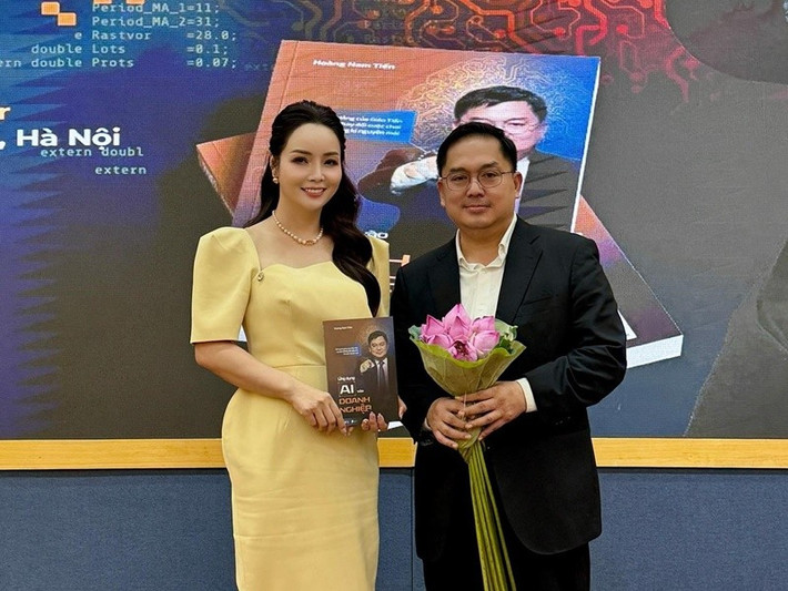 Ngày 28/6, Mai Thu Huyền gặp ông Hoàng Nam Tiến trong một buổi ra mắt sách. Khi hay tin dữ, nữ diễn viên không thể nào tin được. Ảnh: FB Mai Thu Huyền.