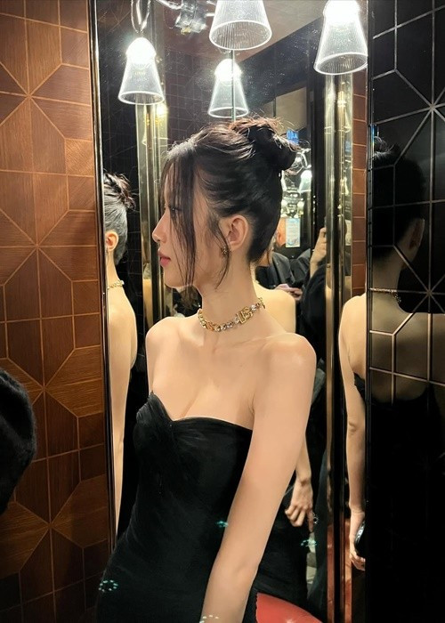 Vóc dáng chuẩn giúp Moon Ga Young 'cân' mọi phong cách từ những bộ trang phục dạo phố đơn giản cho đến những thiết kế lộng lẫy trên thảm đỏ. Ảnh: Instagram Moon Ga Young.