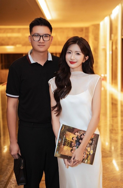 Duy Minh ủng hộ Ngọc Huyền hoạt động nghệ thuật. Trong ảnh, cháu nghệ sĩ Chí Trung có mặt trong buổi ra mắt phim Dịu dàng màu nắng có Ngọc Huyền diễn xuất. Ảnh: FB Ngọc Huyền.