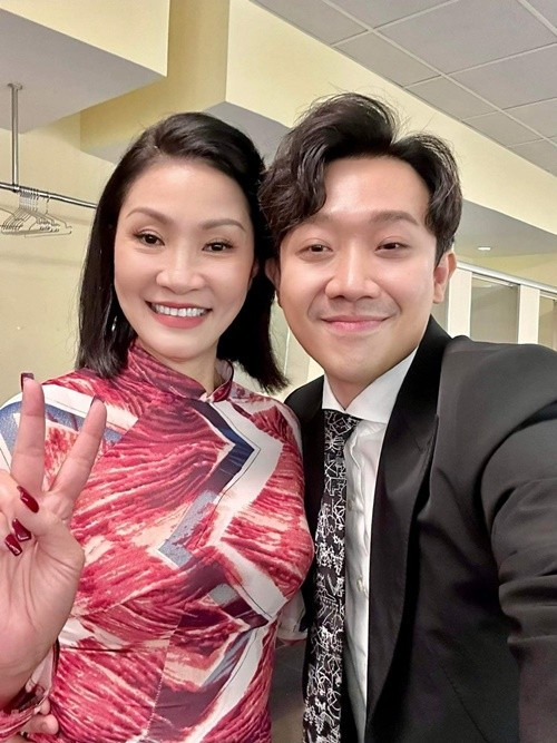 Cô nói: "Điều quan trọng nhất đối với tôi là kịch bản phải thuyết phục được tôi, và khi tôi thấy ekip nhiệt tình, tất cả mọi thứ đều ổn, thì tôi sẵn sàng khăn gói đi làm". Ảnh: FB Hồng Đào.