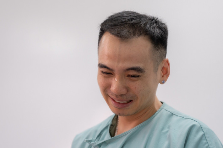 Tuấn Khôi bật khóc khi chứng kiến H'hen Niê sinh nở. Ảnh: FB H'hen Niê.