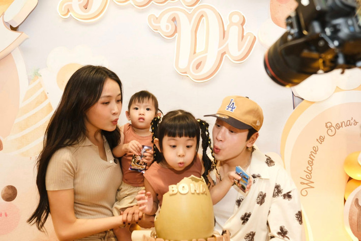 Phí Ngọc Hưng tâm sự, hai con gái là người xinh đẹp và tuyệt vời nhất. Ảnh: FB Trương Mỹ Nhân.