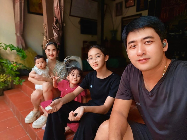 Trên trang cá nhân, nam diễn viên thường xuyên dành lời yêu thương cho các con.