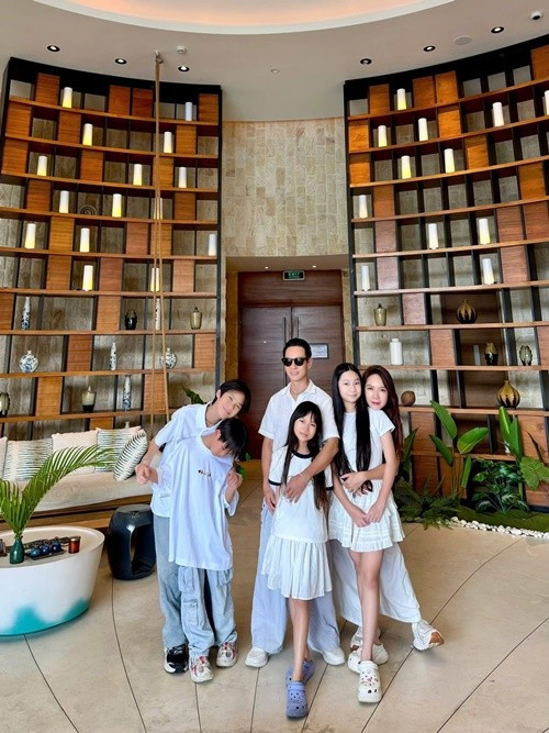 Gia đình đạo diễn series Lật mặt thường mặc đồng điệu khi đi chơi. Ảnh: FB Lý Hải - Minh Hà.