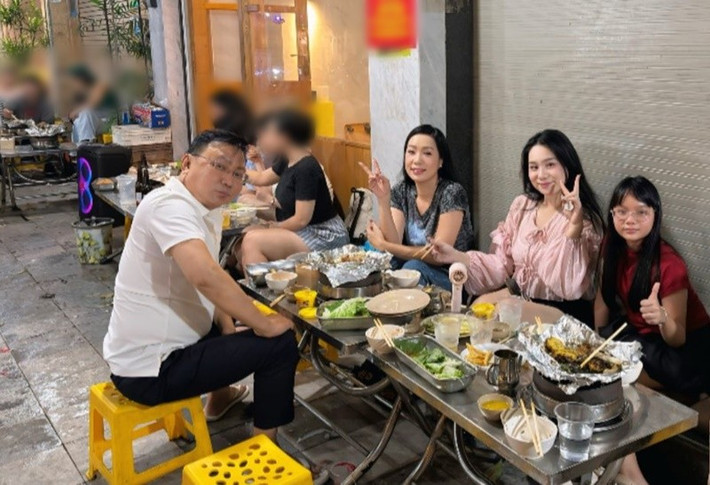 Vợ chồng nghệ sĩ Trịnh Kim Chi đưa hai con gái ra Hà Nội du lịch. Ảnh: FB Trịnh Kim Chi.