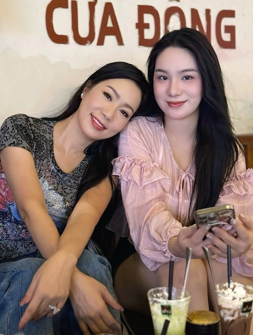 Trịnh Kim Chi chia sẻ: “Đi tác nghiệp, tranh thủ đưa khối nghỉ hè đi đây đó nào… Tối qua Hà Nội mưa lất phất, cả nhà dắt nhau đi dạo rồi tấp vào quán ăn ven đường. Rồi đến tiết mục cà phê trứng mái hiên… Cà phê thì nóng, mưa thì lạnh, lòng thì ấm vì có người thân ngồi bên”. Ảnh: FB Trịnh Kim Chi.