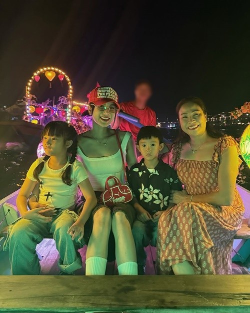 "“Các em bé ở độ tuổi phải xin chụp hình chung. Năn nỉ mãi không được phải chuyển chế độ xin trả tài trợ để được đi chơi tiếp theo mới chịu đứng vào khung hình", Diệp Lâm Anh tiết lộ. Ảnh: FB Diệp Lâm Anh.