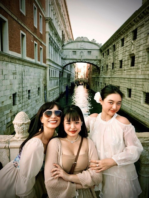 Minh Khang phải trở về nước trước vợ con. "Hơi tiếc đồng chí bạn cùng phòng Minh Khang phải quay về Việt Nam sớm để đi kiếm tiền cho 3 người còn lại rong chơi", Thúy Hạnh hài hước cho biết. Ảnh: FB Thúy Hạnh.