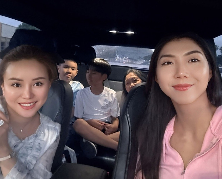 Vy Oanh (trái) đưa các con sang Mỹ du lịch. Ở xứ cờ hoa, cô hội ngộ Ngọc Quyên. Ảnh: FB Vy Oanh.