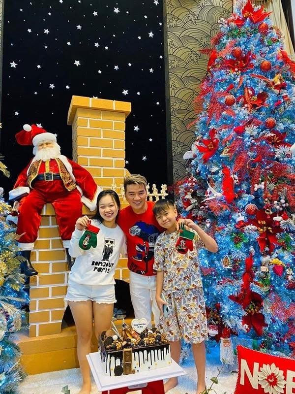 Mr Đàm cho biết, Lâm Quân ít nói, không một lần kêu ca khi phải vào bệnh viện nhiều lần. “Những vết mổ dài cả gang tay, những chiếc ốc, đinh sắt trong ngực con mà ba đã giấu suốt 10 năm qua. Tội nghiệp con tôi”, nam ca sĩ chia sẻ. Ảnh: FB Đàm Vĩnh Hưng.