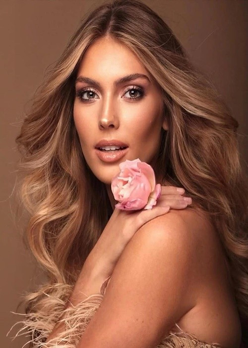 Theo ban tổ chức Miss World, Agathe có bằng điều dưỡng, nhưng không còn làm y tá. Cô hiện tại tập trung vào sự nghiệp người mẫu. Ảnh: Instagram Agathe Cauet.