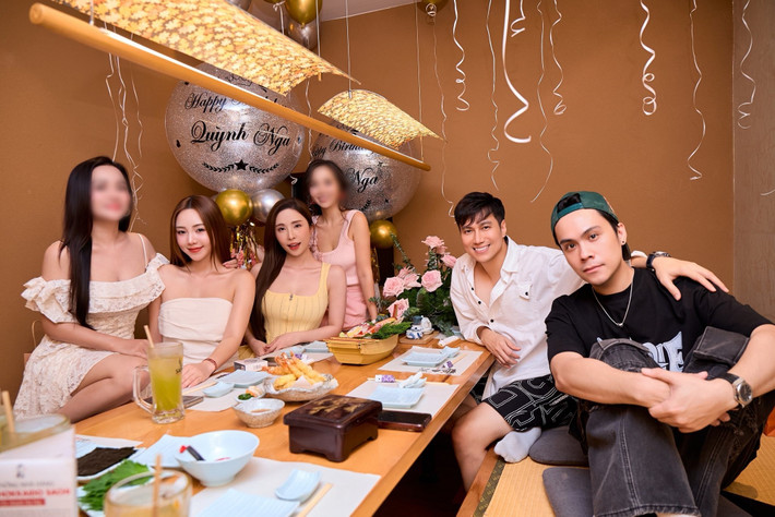 Tiệc sinh nhật của Quỳnh Nga có sự góp mặt của Việt Anh và Thái Dũng. Ảnh: FB Quỳnh Kool.
