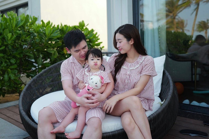 Vợ chồng Đỗ Mỹ Linh thường đưa con gái đi nghỉ dưỡng. Ảnh: FB Đỗ Mỹ Linh.