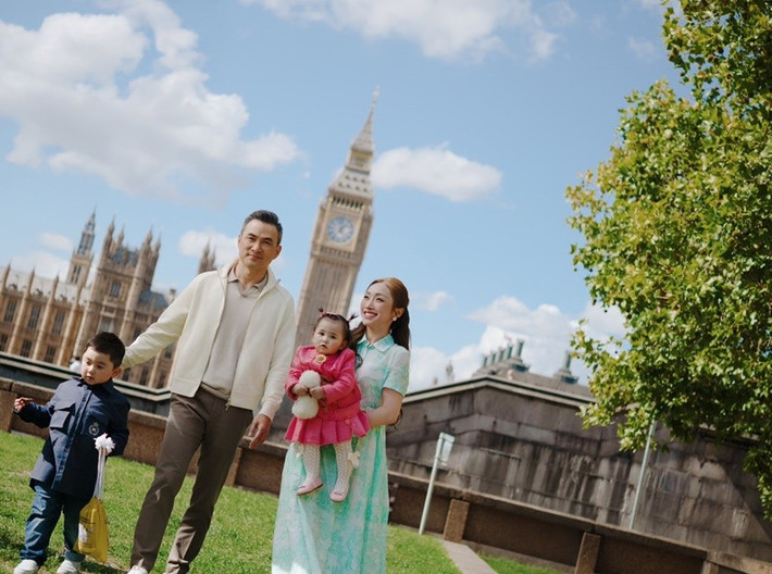 Gia đình Lý Thùy Chang tranh thủ chụp ảnh nghệ thuật trước tháp Big Ben ở London trong chuyến đi.