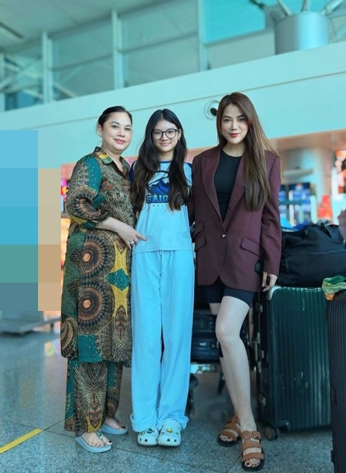 Trên trang cá nhân, Trương Ngọc Ánh (ngoài cùng bên phải) đăng tải bên mẹ ruột và con gái. Nhiều khán giả nhận xét 3 thế hệ nhà Trương Ngọc Ánh đều có chiều cao ấn tượng. Ảnh: FB Trương Ngọc Ánh.