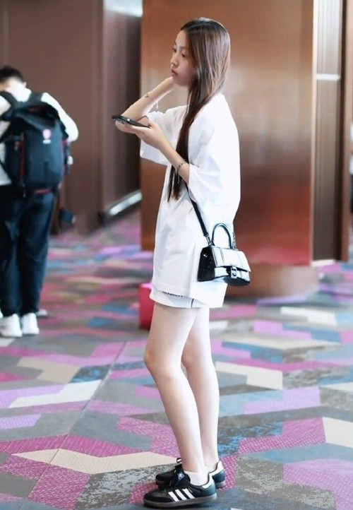 Con gái Triệu Vy có đôi chân dài miên man ở tuổi 15. Ảnh: Tiền Phong.