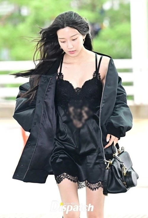 Theo Znews, mới đây, nữ diễn viên Hàn Quốc Moon Ga Young ra nước ngoài công tác. Ở sân bay, cô diện váy ren hai dây kết hợp áo choàng. Ảnh: Znews.