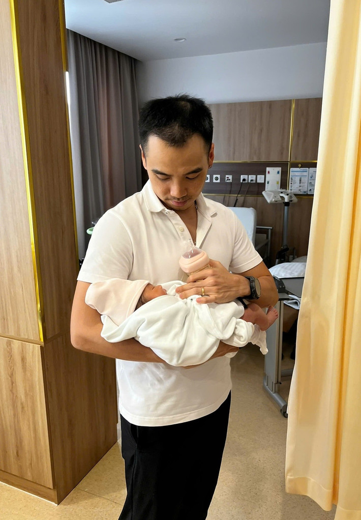 Tuấn Khôi san sẻ việc chăm sóc con gái đầu lòng với H'hen Niê. Ảnh: FB Tuấn Khôi.