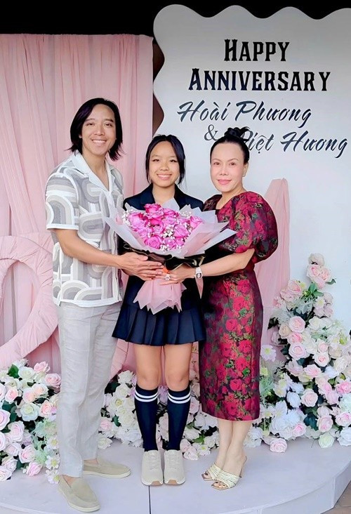 Mới đây, Việt Hương - Hoài Phương mừng ngày cưới bên con gái Elyza Phương Vy. Ảnh: FB Việt Hương.