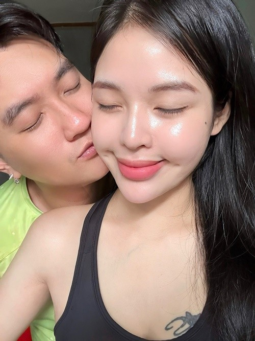 Chia sẻ trên Tiền Phong, Anh Tuấn cho biết, anh luôn cố gắng vun đắp và cân bằng giữa tình cảm với công việc để vợ không bị thiệt thòi. Ảnh: FB Lâm Diễm Quỳnh.