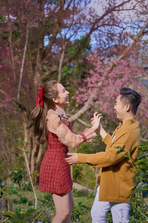 Nàng hậu hài hước chia sẻ: "Mình không quan trọng kiếm tiền giờ nhiều hay ít, cuộc sống mà cứ tận hưởng thôi. Làm những điều mình thích, làm đẹp cho khách là chính, còn bao nhiêu thì cũng phải là vui. Kệ đi, tại thu nhập chính của mình là từ chồng mình". Ảnh: FB Diễm Hương.
