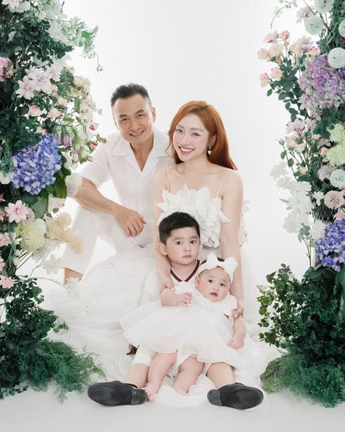 Chi Bảo và Lý Thùy Chang kết hôn được 4 năm, có cuộc sống xa hoa. Cặp đôi cùng các con ở biệt thự, đi xe sang, du lịch nhiều nơi. Ảnh: FB Lý Thùy Chang.