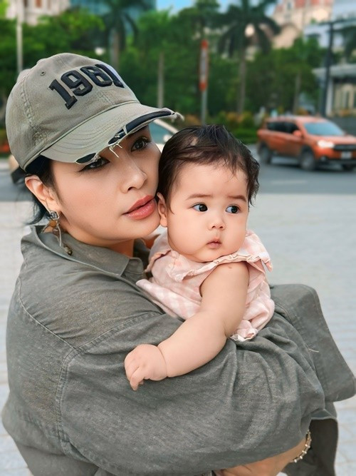 Nữ ca sĩ chia sẻ, được làm bà như được quay lại cảm giác thanh xuân của mình. Ảnh: FB Thanh Lam.