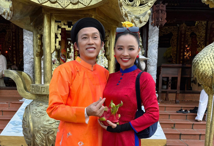 Diễn viên Hoài An đăng tải hình ảnh bên nghệ sĩ Hoài Linh tại nhà thờ Tổ. Ảnh: FB Hoài An.