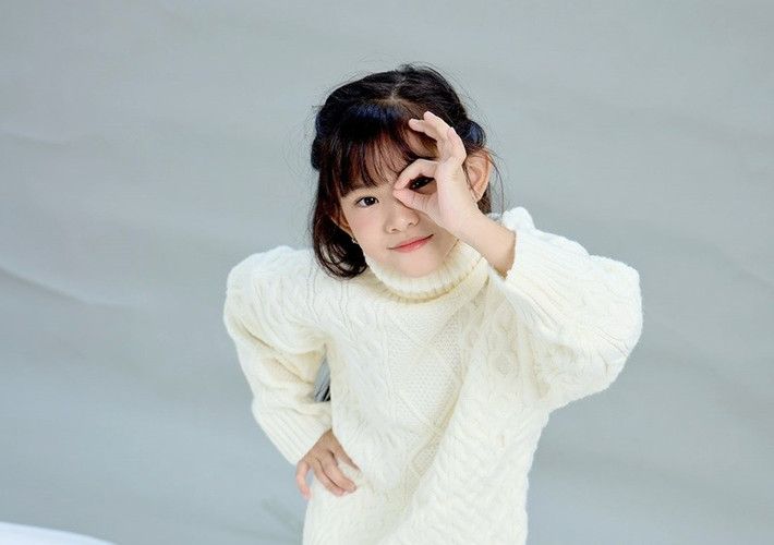 “Mỗi lần đi chụp hình cho em, thêm tiền mua luôn bộ đồ thiết kế về. Cứ mặc đồ công chúa công, em không chịu cởi ra. Ở nhà cũng vậy, tắm xong, em lựa đầm mặc mới chịu”, Hải Băng tiết lộ sở thích của con. Ảnh: FB Hải Băng.