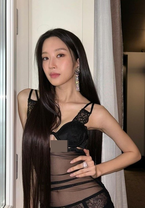 Theo Tiền Phong, nữ diễn viên mặc xuyên thấu táo bạo tại buổi trình diễn bộ sưu tập FW24 dành cho nữ của Dolce & Gabbana, thuộc khuôn khổ Tuần lễ thời trang Milan năm 2024. Ảnh: Tiền Phong.