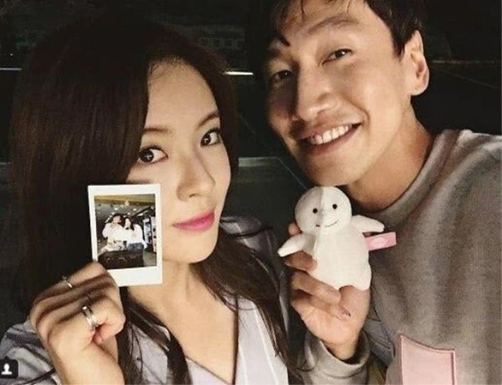 Lee Kwang Soo công khai hẹn hò Lee Sun Bin vào năm 2018. Ảnh: Znews.
