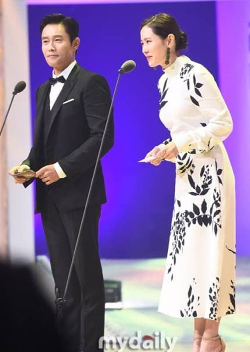 Theo Tiền Phong, phim No other choice kể về Yoo Man Soo (Lee Byung Hun), làm việc tại công ty giấy trong 25 năm, có vợ (Son Ye Jin) và hai con. Cuộc đời bị đảo lộn khi Man Soo đột ngột bị sa thải. Phim dự kiến ra rạp vào ngày 24/9. Ảnh: Thương Hiệu Pháp Luật.