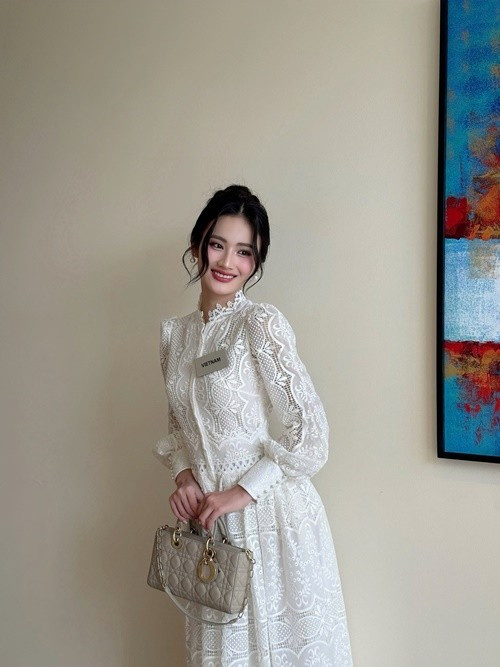 Từ Ấn Độ, Hoa hậu Ý Nhi liên tục cập nhật hình ảnh của bản thân ở cuộc thi Miss World 2025. Mới đây, cô chia sẻ hình ảnh diện đầm ren tông trắng kết hợp túi xách trăm triệu và mũ cói. Ảnh: FB Ý Nhi.