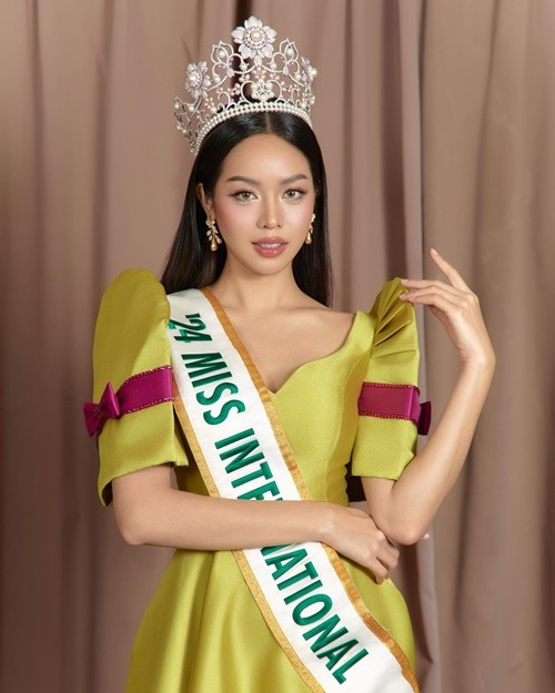 Trở về từ đấu trường sắc đẹp quốc tế, Thanh Thủy đắt show hơn. Cô tham gia nhiều sự kiện giải trí, sàn diễn thời trang, tham gia đóng MV của Soobin, Đức Phúc. Nàng hậu có những chuyến công tác ở hơn 10 quốc gia trong nhiệm kỳ Hoa hậu Quốc tế. Ảnh: FB Thanh Thủy.