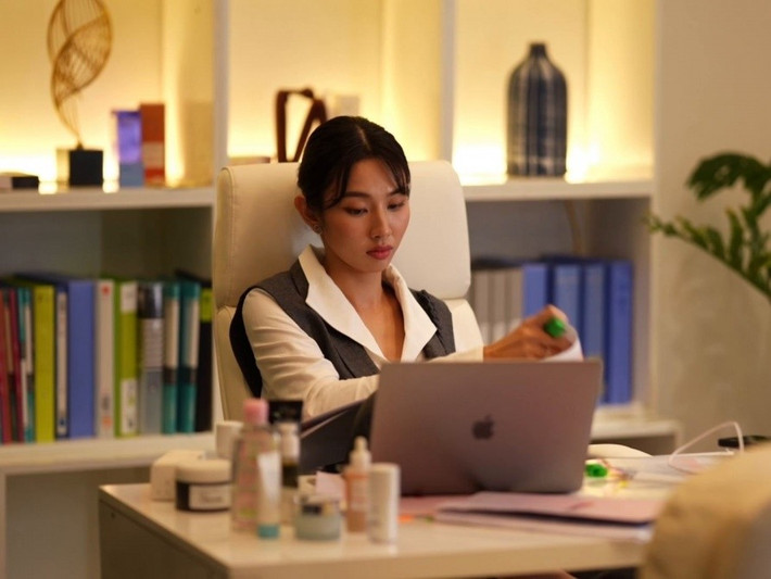 Từ sau lùm xùm của Thùy Tiên, có một số cư dân mạng vào fanpage phim Chốt đơn, để lại bình luận về Thùy Tiên. Ngoài ra, không ít người thắc mắc liệu Chốt đơn có ra rạp hay không sau khi Thùy Tiên dính thị phi. Phim Chốt đơn ban đầu dự kiến ra rạp vào 7/3/2025. Đến ngày 27/2/2025, nhà sản xuất thông báo Chốt đơn dời lịch chiếu sang 20/6/2025 vì bộ phim đang trong quá trình hậu kỳ. Ảnh: VOV.