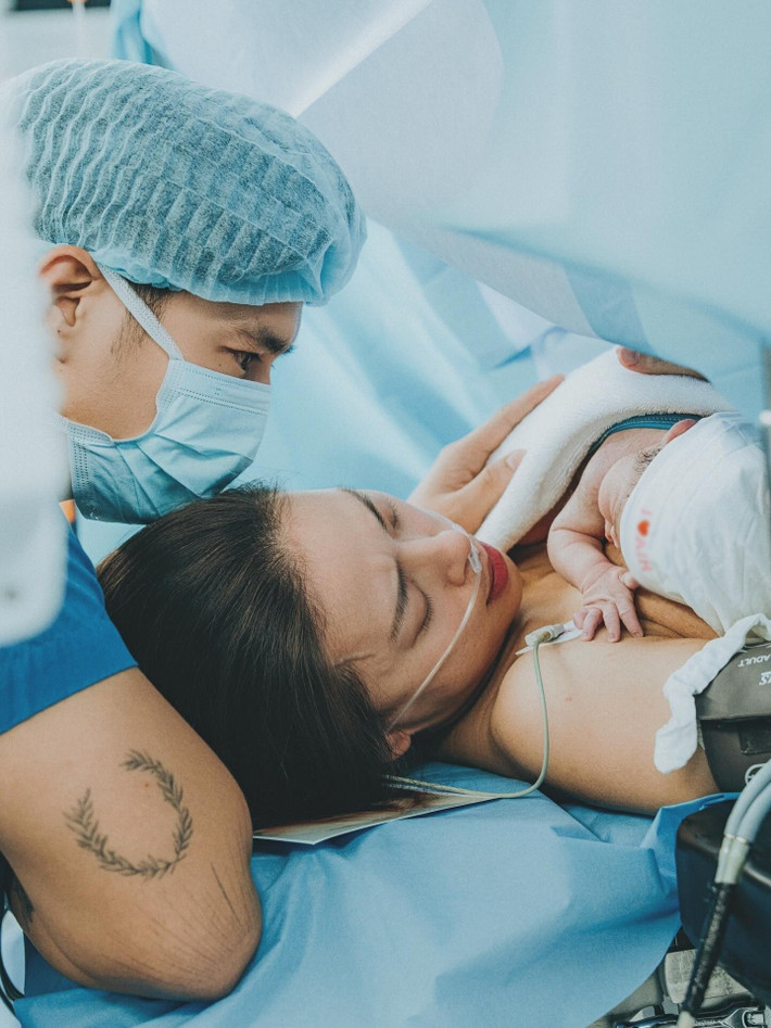 Ngô Thanh Vân sinh con đầu lòng ở tuổi 46. Nữ diễn viên chia sẻ, cô mang bầu bằng phương pháp thụ tinh ống nghiệm (IVF). Ảnh: FB Huy Trần.