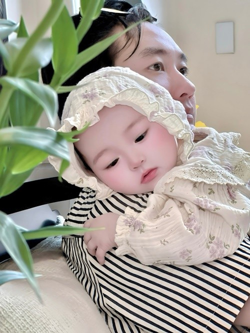 Nhân dịp con gái tròn 1 tuổi, nam diễn viên nhắn nhủ ái nữ: "Chúc mừng sinh nhật đầu tiên của Yumi – công chúa bé bỏng của bố! Mong con luôn mạnh khỏe, đáng yêu và cả thế giới lúc nào cũng mỉm cười với con". Ảnh: FB Anh Tuấn.
