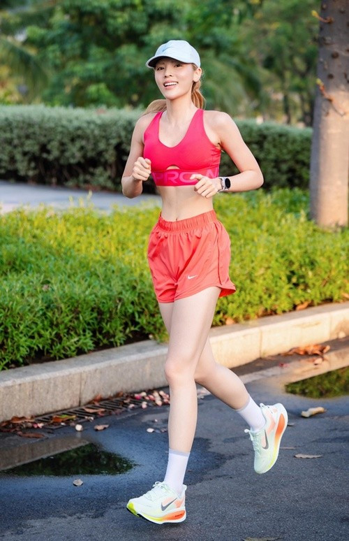 Gần đây, Kỳ Duyên liên tục khoe ảnh chạy bộ cùng các đồng nghiệp. Ảnh: FB Kỳ Duyên.