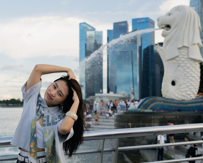 Đến Singapore ghi hình Sing! Asia 2025, Phương Mỹ Chi tranh thủ dạo phố. Ảnh: FB Phương Mỹ Chi.
