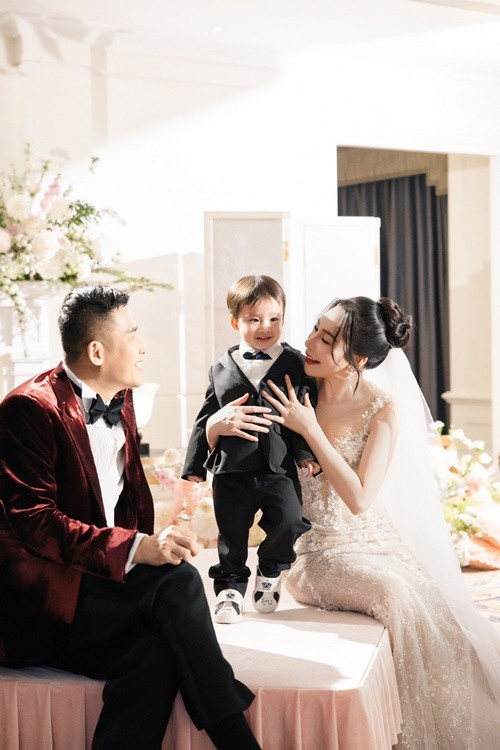 Vợ chồng Hồ Quỳnh Hương cho biết, cả hai sẽ cố gắng hiếu thảo để bù đắp cho cha mẹ hai bên. Ảnh: FB Hồ Quỳnh Hương.