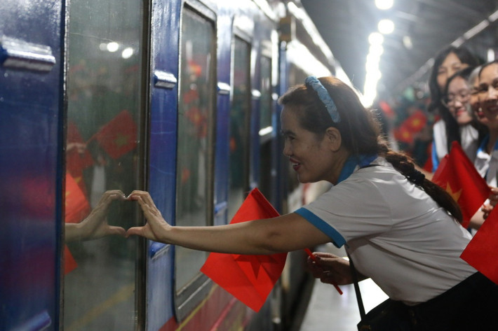 Nhiều người thân đến tiễn các sĩ quan, chiến sĩ thực hiện nhiệm vụ.