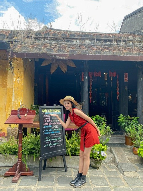 Trúc Linh mặc đơn giản khi đi du lịch Hội An. Ảnh: FB Trúc Linh.