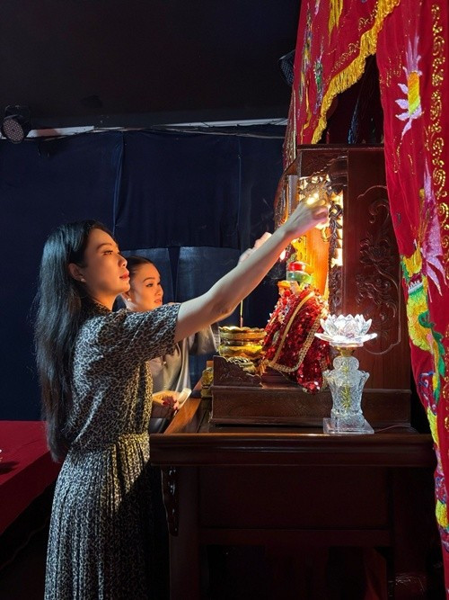 Nữ diễn viên còn tổ chức lễ giỗ Tổ nghề sân khấu tại sân khấu kịch Trịnh Kim Chi. Ảnh: FB Trịnh Kim Chi.