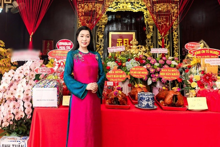 Trịnh Kim Chi diện áo dài khi tham gia lễ giỗ Tổ nghề sân khấu tại Nhà thờ Tổ sân Khấu TP HCM. Ảnh: FB Trịnh Kim Chi.